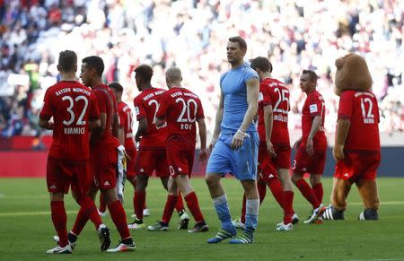 Football Soccer - Bayern Munich v Borussia Moenchengladbach - German Bundesliga - Allianz-Arena, Munich, Germany 30/04/16 - Bayern Munich's Manuel Neuer and team mates react after the match. REUTERS/Kai Pfaffenbach