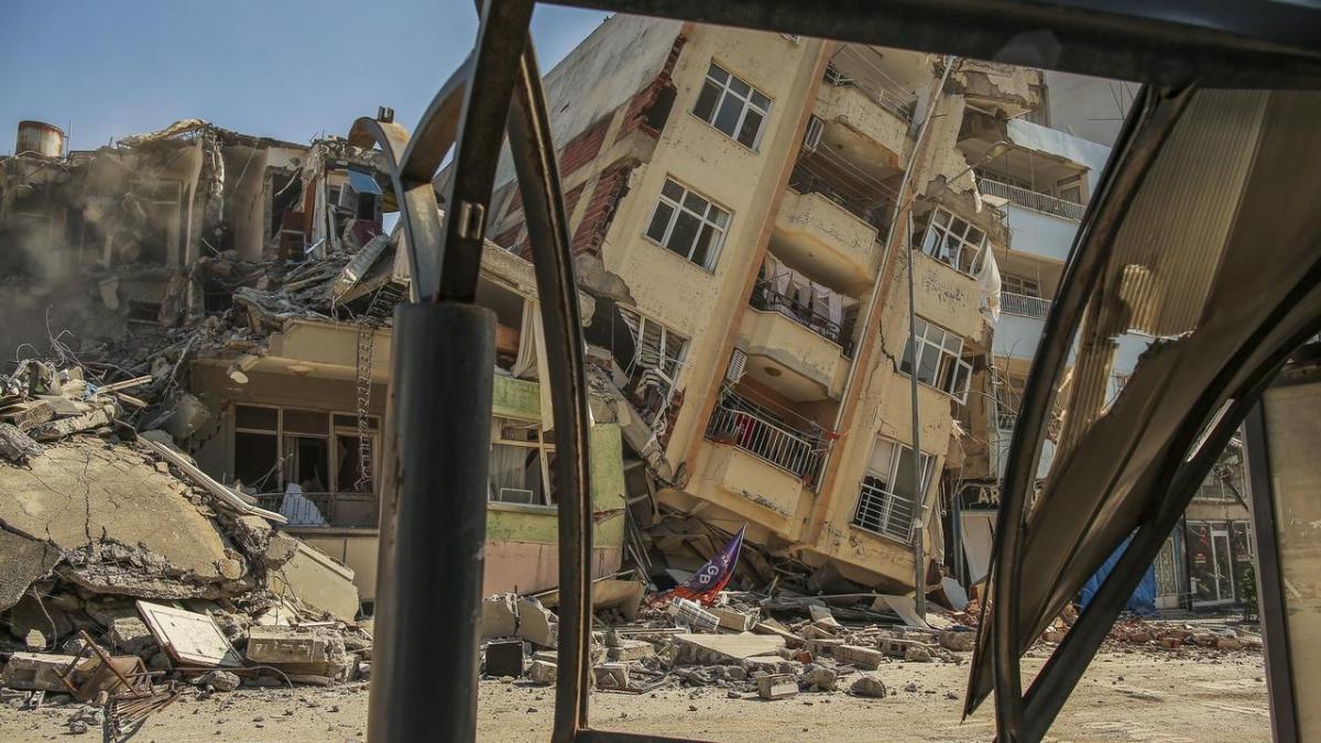 Dünya Bankası, Türkiye’deki depremlerin 50 milyar dolar hasara yol açtığını tahmin ediyor.
