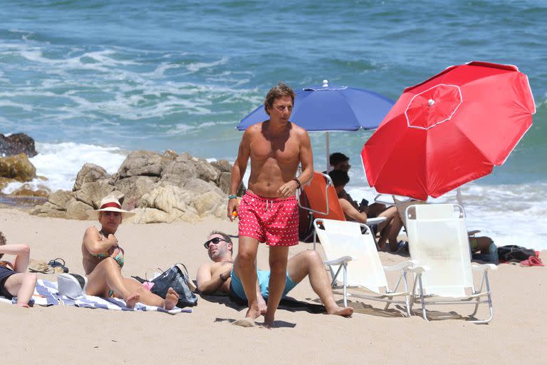 Alejandro Gravier, en la playa junto a su esposa e hijos