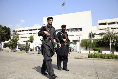 Frontier Constabulary (FC) personnels walk past the Parliament building in Islamabad, Pakistan October 5, 2017. REUTERS/Faisal Mahmood