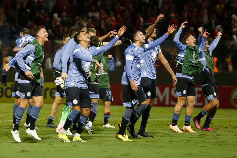 Belgrano y un triunfo histórico: derrotó a Internacional en Brasil y quedó puntero en el grupo C