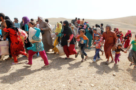 Sunni Muslims, who fled the Islamic State's strongholds of Hawija and Shirqat, arrive at the town of Dibis, northwest of Kirkuk, Iraq, August 18, 2016. REUTERS/Ako Rasheed/File Photo