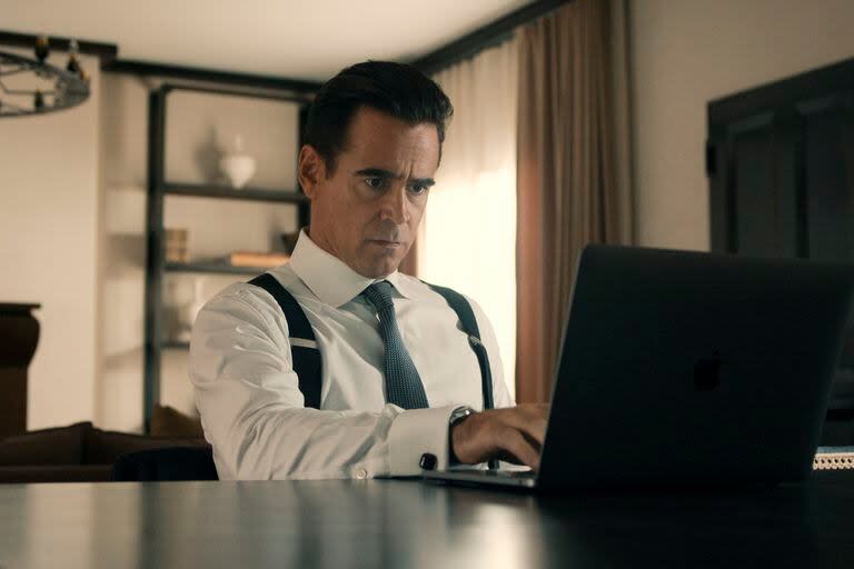 Colin Farrell en la piel del impecable John Sugar, un detective que se mueve en una Los Ángeles sumergida en el cine clásico