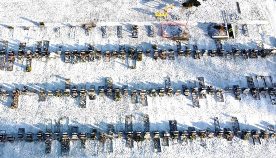 Un trabajador del cementerio cava una tumba en medio de la tercera ola de la pandemia en Reino Unido. (Foto: Phil Noble / Reuters).