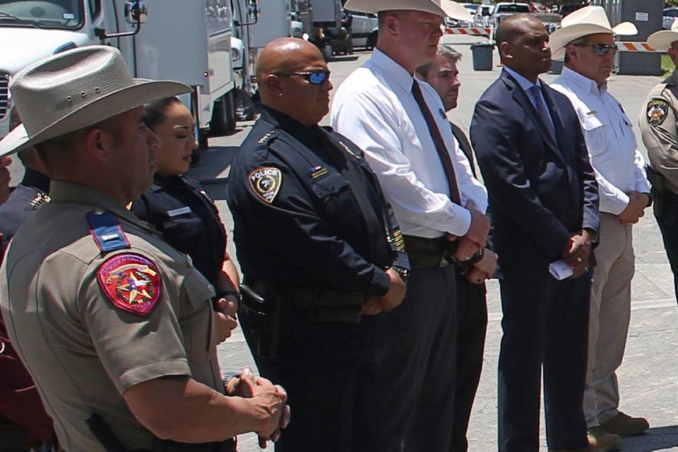 El jefe de la policía escolar de Uvalde, Texas, Pete Arredondo (tercero desde la izquierda), durante una conferencia de prensa afuera de la escuela primaria Robb en Uvalde, el 26 de mayo de 2022.