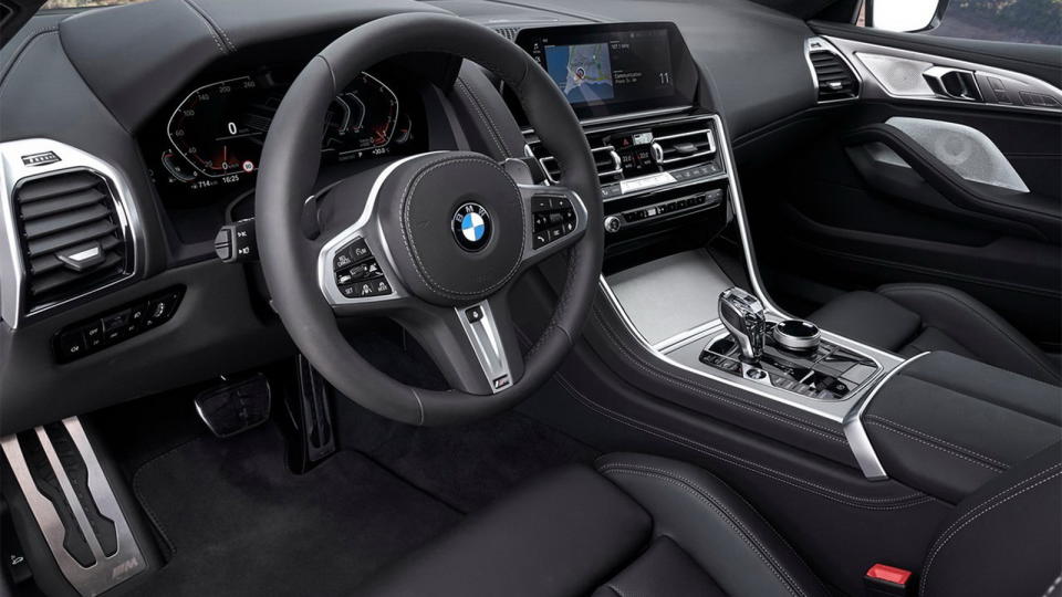 圖／2020 BMW 8-Series Gran Coupe M850i xDrive搭載整合BMW智能衛星導航的iDrive7.0全數位虛擬座艙，且設計靈感是來自於戰鬥機玻璃駕駛艙。