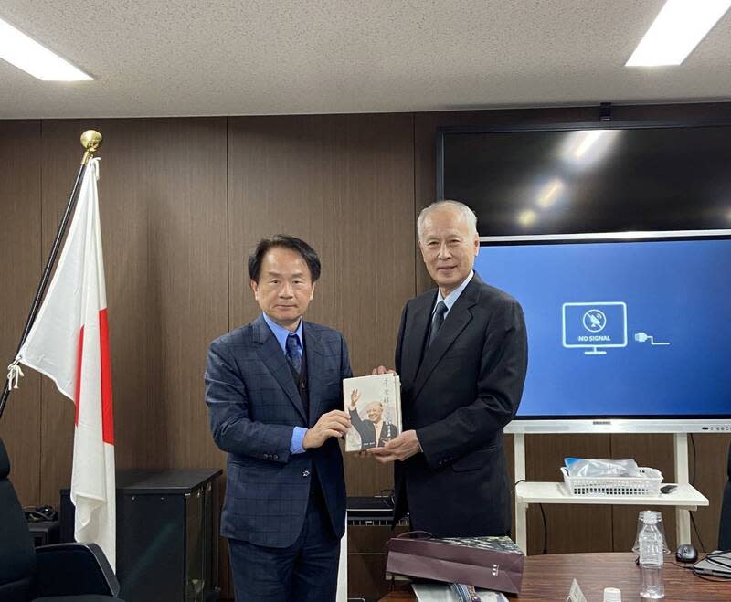 檔案交流結緣  日本國立公文書館關懷花蓮強震 國史館長陳儀深（左）3月底曾赴日本國立公文書館 討論國家檔案保存議題，並贈書給公文書館長鎌田薰 （右），台日因此結緣，鎌田薰也在4日來信關懷花 蓮震災情形。 （國史館提供） 中央社記者賴于榛傳真 113年4月5日 