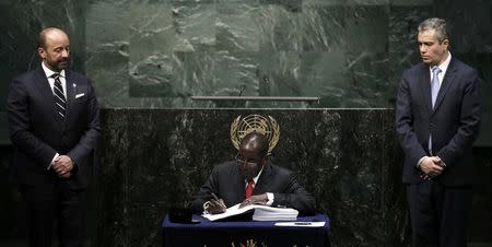 Zimbabwean President Robert Mugabe signs the Paris Agreement on climate change at the United Nations Headquarters in Manhattan, New York, U.S., April 22, 2016. REUTERS/Mike Segar