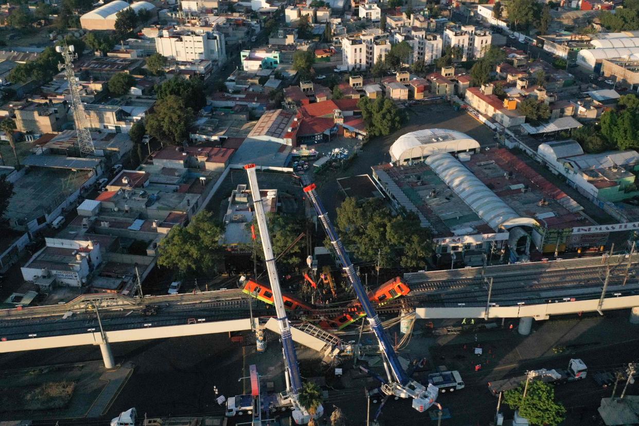 El sitio de un accidente de tren del metro después de que un paso elevado para un metro colapsara parcialmente en la Ciudad de México: una línea elevada del metro colapsó en la capital mexicana el lunes, dejando al menos 23 personas muertas y docenas de heridos cuando un tren se derrumbó, dijeron las autoridades. (AFP via Getty Images)