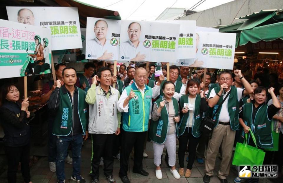 ▲張明達議長在劉敬祥鄉長、張花冠縣長與鄉親陪同下掃街拜票。（圖／記者陳鐘聲翻攝 , 2017.11.29）