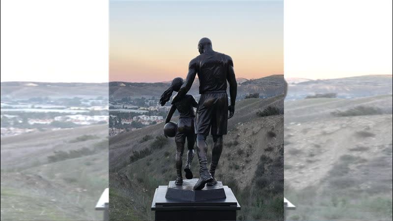 布萊恩（Kobe Bryant）和女兒的雕像。（圖／翻攝自Niaja推特）