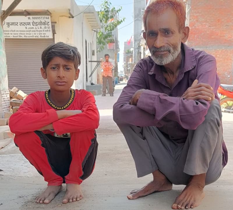 Sher Singh and his 14-year-old son. Sher Singh is always out of breath. He can only walk for a short time. Yet he is only about 50 years old, he doesn't know that for sure. Singh lives in the Indian capital of New Delhi and has been suffering from a lung disease since he climbed into a septic tank around three meters deep around three years ago to clear a blockage that had collected solid waste from toilets. Sunrita Sen/dpa