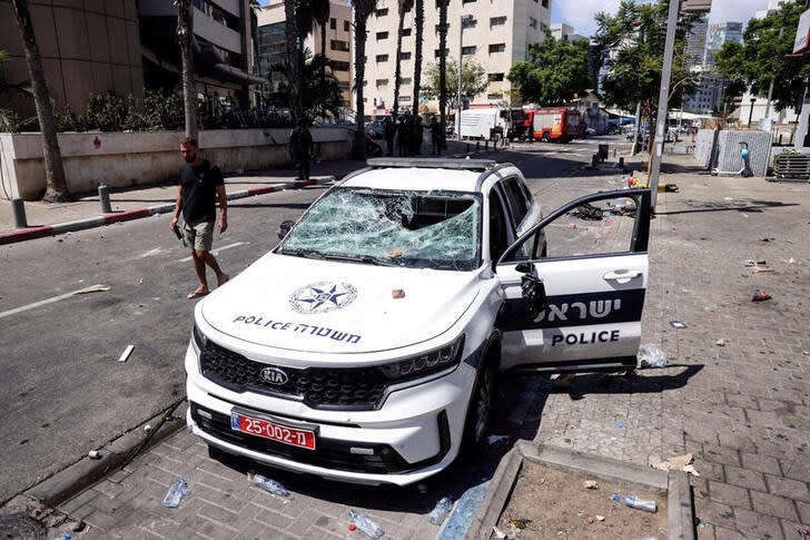 Un auto policial destrozado durante las manifiestaciones en el marco de las celebraciones del Día de la Indepencia de Eritrea en Tel Aviv, Israel.