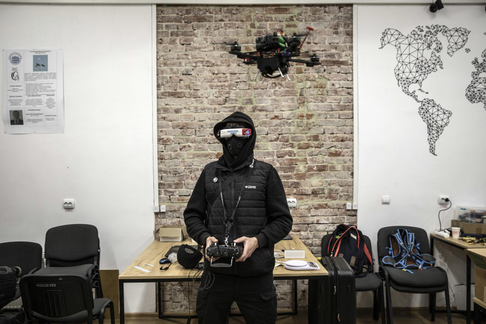 Un operador ucraniano de drones hace la demostración de un dron de carreras modificado, el 19 de abril de 2022, en un taller al oeste de Ucrania que está brindando apoyo al Ejército del país. (Finbarr O'Reilly/The New York Times)