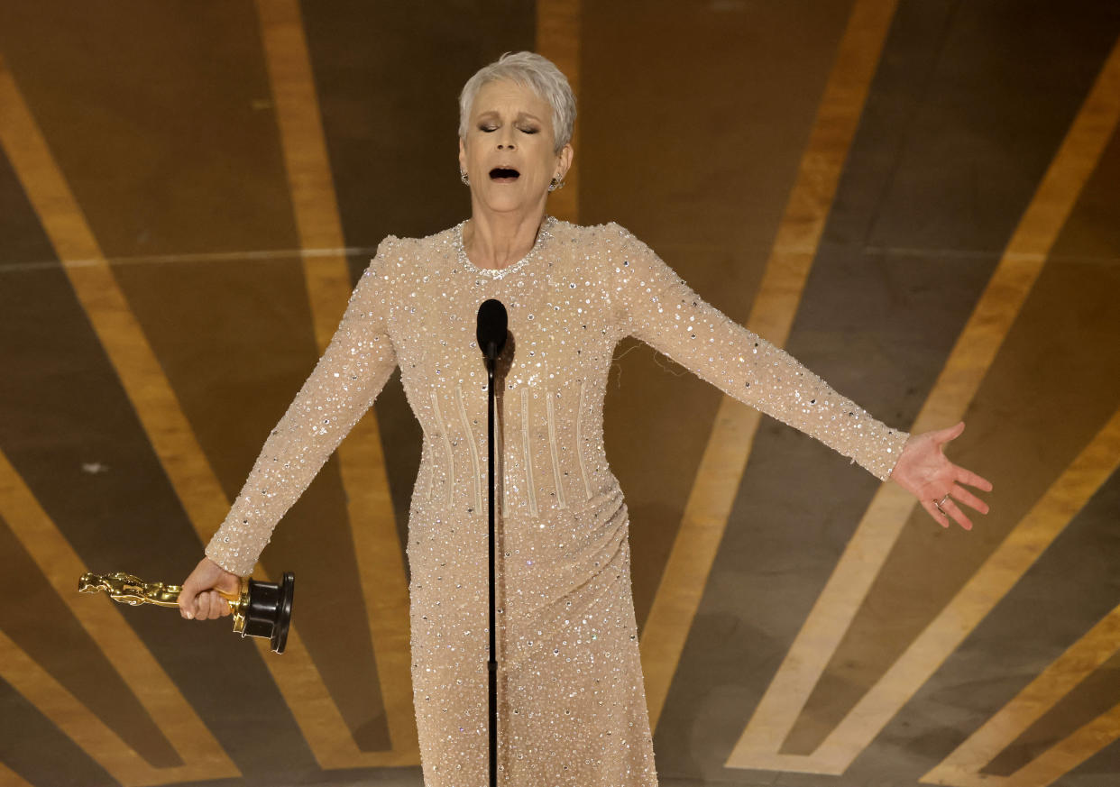 Oscars 2023 : Jamie Lee Curtis élue meilleur second rôle féminin et cela ne fait pas que des heureux 
