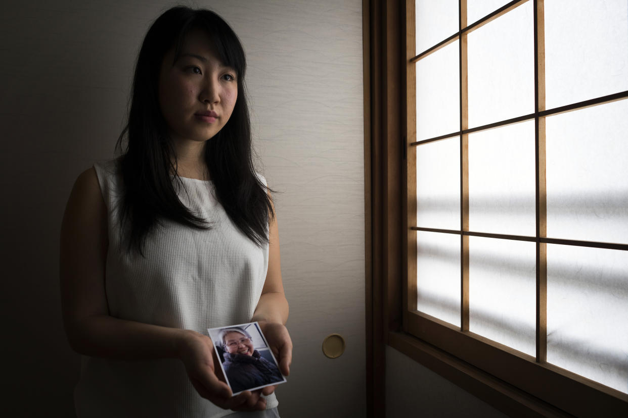 Kana Miyoshi en Hiroshima, Japón, con una foto de su abuela Yoshie Miyoshi, quien sobrevivió al bombardeo atómico de 1945 sobre esa ciudad, el 25 de mayo de 2016. Ese año, Barack Obama se convirtió en el primer presidente estadounidense en funciones en visitar Hiroshima. (Adam Dean/The New York Times)