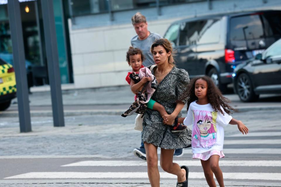 Una mujer y niños huyen del centro comercial Field (Olafur Steinar Gestsson/Ritzau Scanpix via AP) (AP)