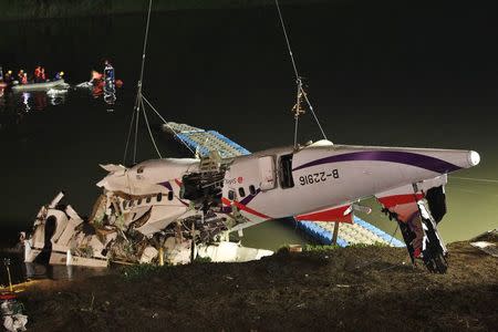 The wreckage of a TransAsia Airways turboprop ATR 72-600 aircraft is recovered from a river, in New Taipei City, February 4, 2015. REUTERS/Pichi Chuang