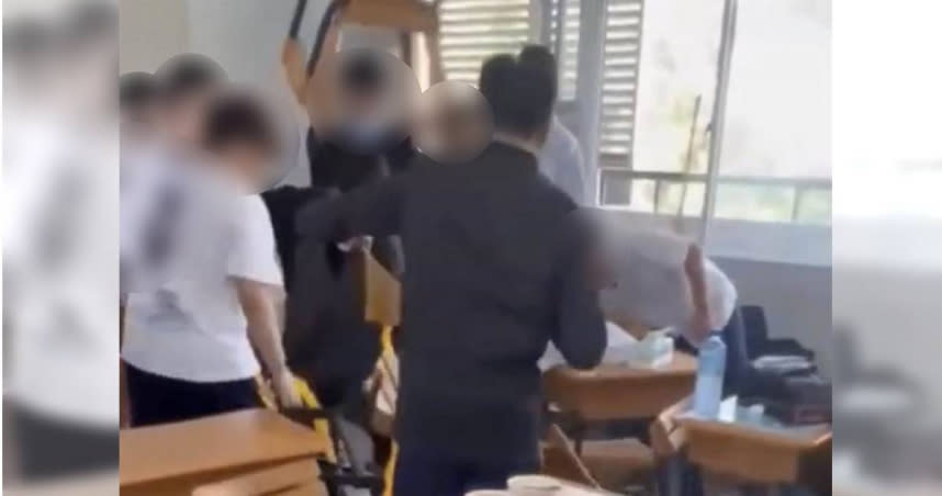 畫面中多位學生在教室圍毆一位學生，有人用腳踹，還有人拿起木棍，甚至桌子、椅子狂K。（圖／摘自「黑色豪門企業」臉書）