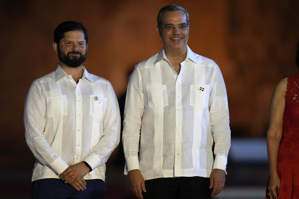 El presidente de Chile, Gabriel Boric, a la izquierda, y el presidente de República Dominicana, Luis Abinader, posan para fotos en la fila de recepción de la inauguración de la 28ª Cumbre Iberoamericana, en Santo Domingo, República Dominicana, el viernes 24 de marzo de 2023. (Foto AP/Ariana Cubillos)