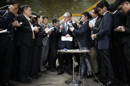 U.S. Trade Representative Michael Froman (C) speaks to media members after meetings with Japan's Economics Minister Akira Amari (not in picture) in Tokyo April 10, 2014. REUTERS/Issei Kato