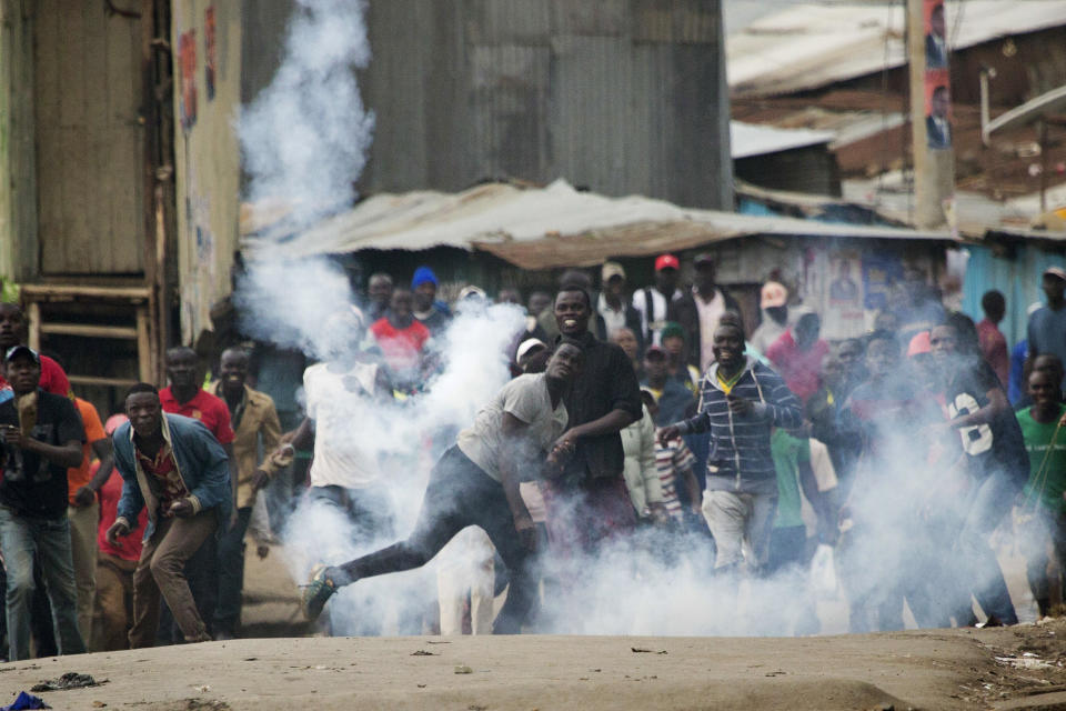 <p>Supporters of Kenyan opposition leader and presidential candidate Raila Odinga throw back a tear gas canister at Kenyan security forces in the Mathare slum of Nairobi Wednesday , Aug. 9, 2017. (Photo: Jerome Delay/AP) </p>