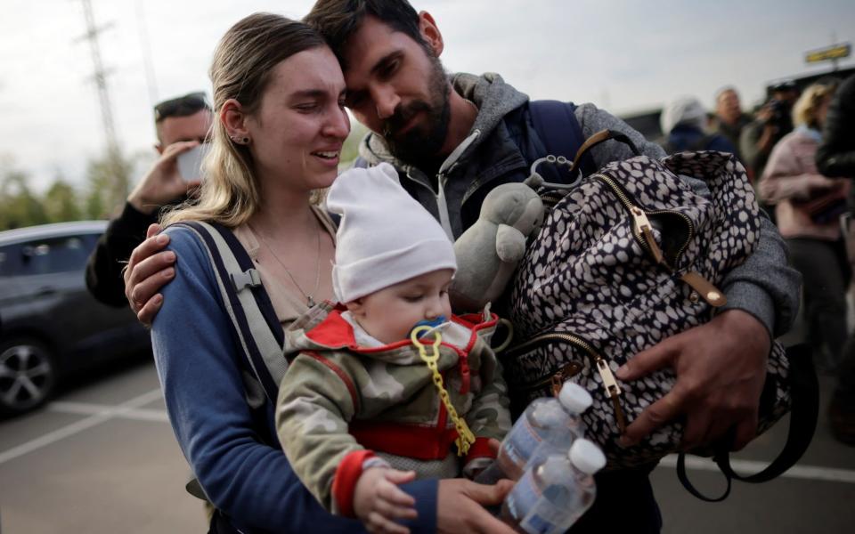 Une famille d'évacués ukrainiens arrive à Zaporizhzhia après avoir fui Marioupol en mai - Ueslei Marcelino /Reuters