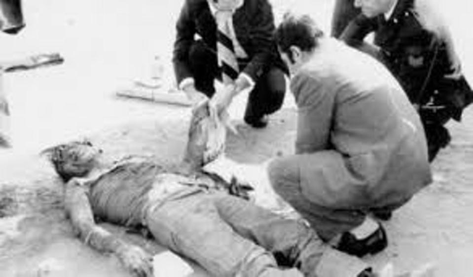 <span class="caption">Cuerpo de Pasolini encontrado en el lugar de su homicidio, en Ostia en 1975.</span> <span class="attribution"><span class="source">Wikimedia commons</span></span>