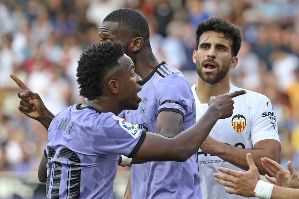 Vinicius Junior (izquierda) del Real Madrid encara a aficionados durante el partido contra el Valencia en la Liga española, el domingo 21 de mayo de 2023, en Valencia. (AP Foto/Alberto Saiz)