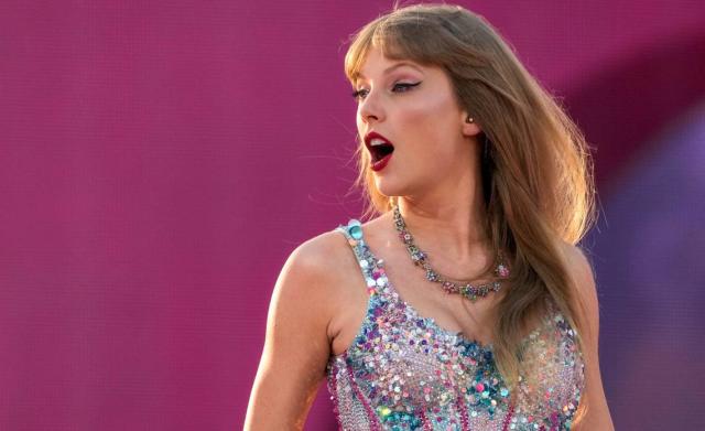 Taylor Swift Cheers on Travis Kelce at Kansas City Chiefs Game