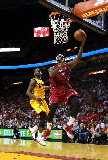 LeBron James #6, de los Miami Heat, salta para marcar una canasta ante los Cleveland Cavaliers, en duelo de la NBA en el estadio American Airlines Arena, el 14 de diciembre de 2013, en Miami, Florida. (GETTY IMAGES NORTH AMERICA/AFP | Mike Ehrmann)