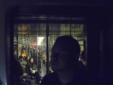 Passengers await to be rescued from the derailed "F" train in the Woodside neighborhood located in the Queens borough of New York May 2, 2014. REUTERS/Connie Wang