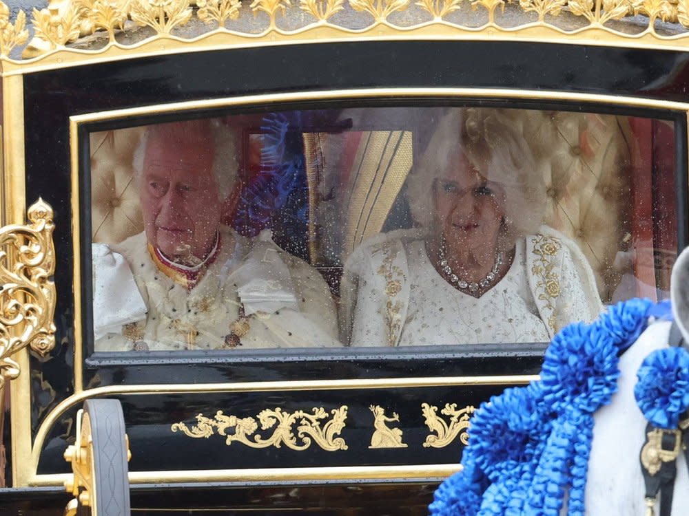 Charles und Camilla in Weiß auf dem Weg zur Kirche. (Bild: imago images/i Images)