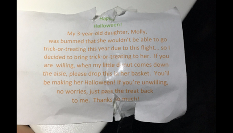 A dad handed airplane passengers this note so his young daughter could celebrate Halloween in the air.