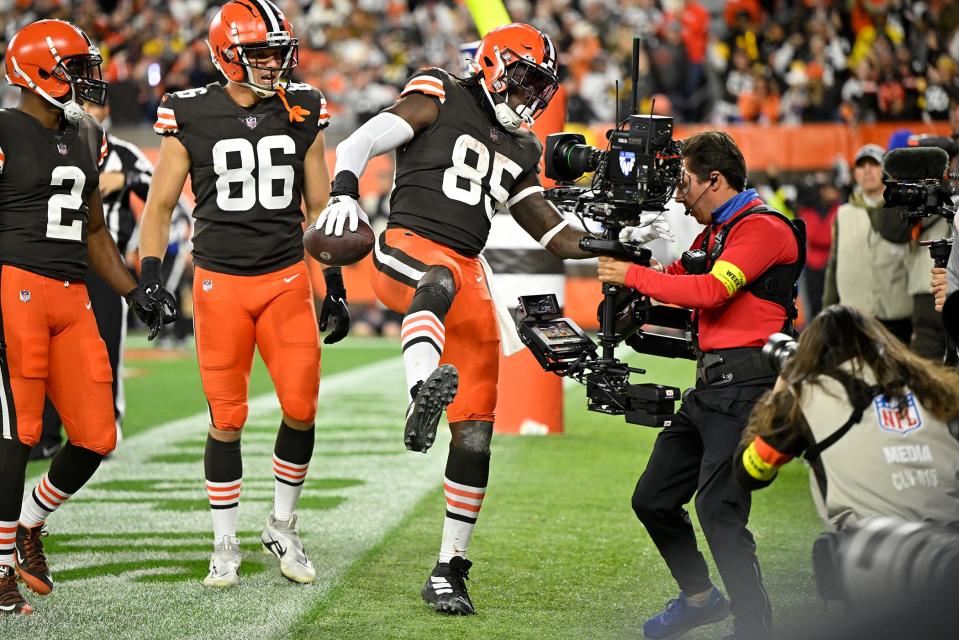 Browns tight end David Njoku (85) celebrates a first-half touchdown against the Steelers in Cleveland, Thursday, Sept. 22, 2022.