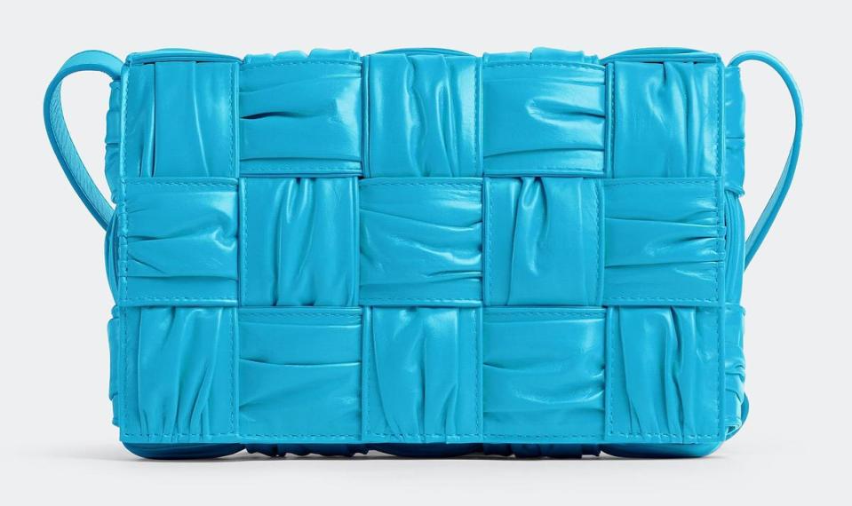 泳池藍Cassette皮革抓皺肩背包。NT$112,600（BOTTEGA VENETA提供）