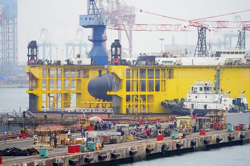 國造潛艦海鯤軍艦進入泊港測試（HAT）最後階段，27日上午8時至上午10時30分將執行第一階段浮塢拖帶，內容為浮塢載運至2號碼頭浮船航道，地點為4號碼頭；移置作業均未遮蓋。（中央社）