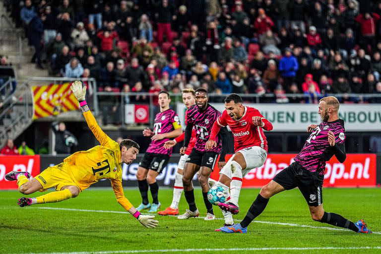 Vangelis Pavlidis, de AZ Alkmaar, marca uno de sus tres goles y de los 10 de un partido formidable de la Eredivisie; la volada del también griego Vasilios Barkas, de Utrecht, completa una estupenda escena.
