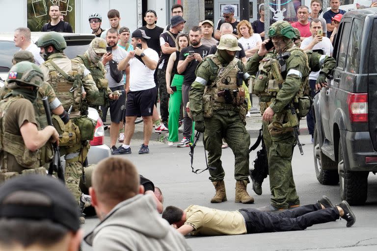 Miembros del grupo Wagner detienen a un hombre en la ciudad de Rostov-on-Don, el 24 de junio de 2023