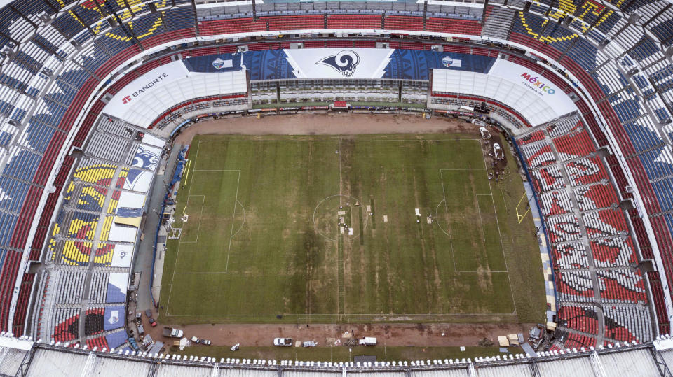 La foto desde el aire muestra el mal estado del césped del Estadio Azteca, el martes 13 de noviembre de 2018, día en que se le retiró a ese inmueble la sede de un partido de la NFL entre los Chiefs de Kansas City y los Rams de Los Ángeles, previsto para el próximo lunes (AP Foto/Christian Palma)