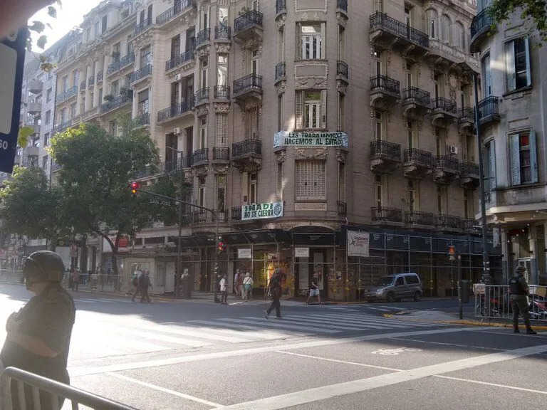 Sobre la Avenida de Mayo, una bandera advierte que 