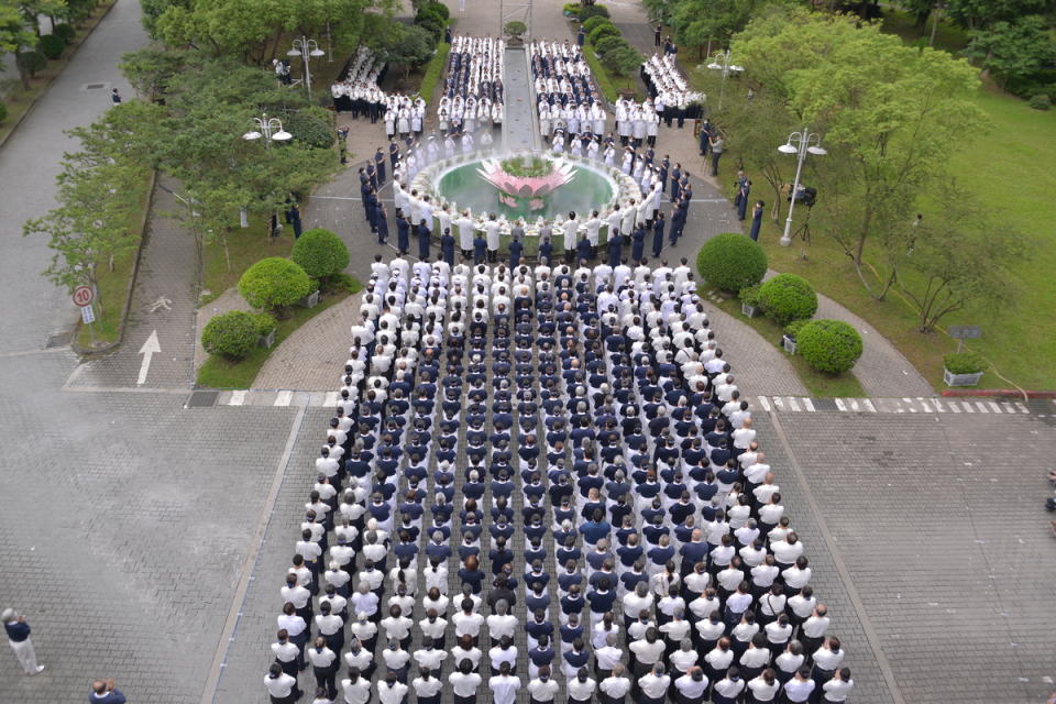 5月14日，台北慈濟醫院在慈濟精舍師父的帶領下，趙有誠院長、主管同仁、眷屬、社區志工與病患共1070人參與浴佛典禮。