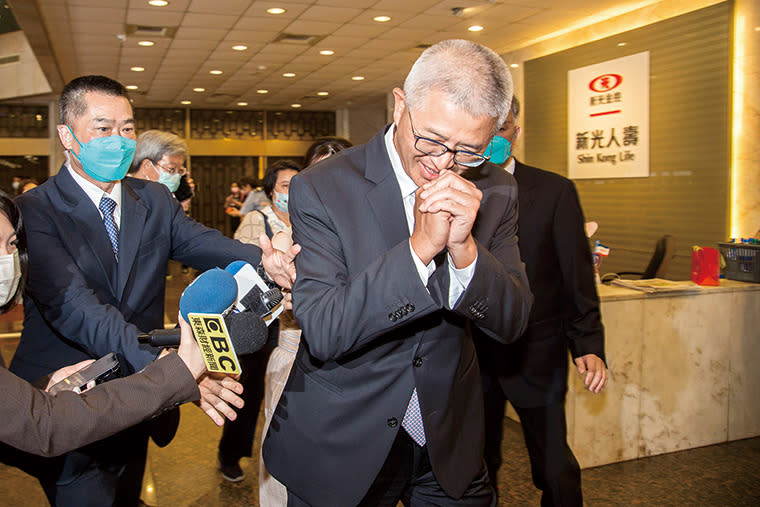 洪士琪率市場派靠委託書徵求大勝，取得新光 金經營權，未來改革方向備受關注。