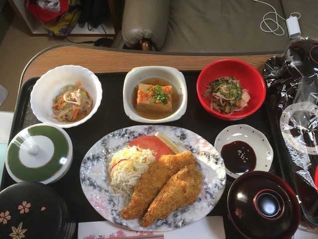 Une femme prend en photo les bons plats de l’hôpital