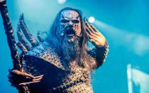 <p>Die finnischen Hardrocker Lordi kennt man inzwischen auf der ganzen Welt. Ein Markenzeichen: Die Band tritt öffentlich nur maskiert auf, vor einiger Zeit ließ Mr. Lordi sich sogar im Grusel-Outfit gegen Corona impfen. (Bild: Corbis/Sergione Infuso/Getty Images)</p> 