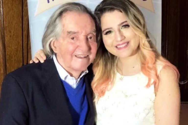 Carlitos Balá y su nieta Laura (Foto: Instagram/@lalabalaok)