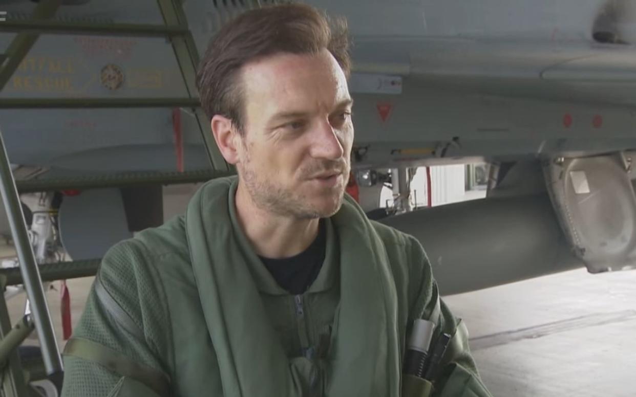 Für das "ZDF-Morgenmagazin" begab sich Andreas Wunn zum Luftwaffenstützpunkt Rostock-Laage. Dort flog er in einem Kampfjet mit und sprach mit Oberstleutnant "Stephan M." über die täglichen Trainingseinheiten. (Bild: ZDF)