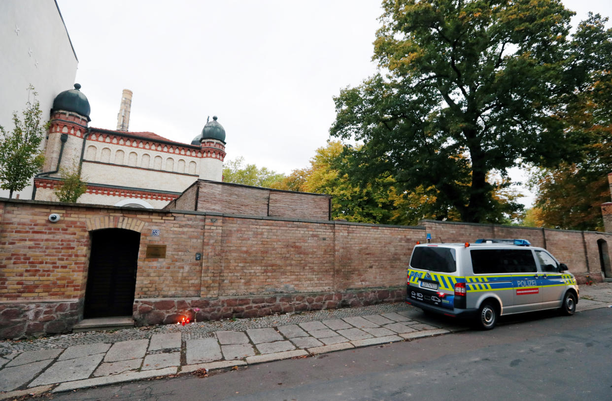 Die Synagoge in Halle nach dem Anschlag (Bild: Reuters/Fabrizio Bensch)