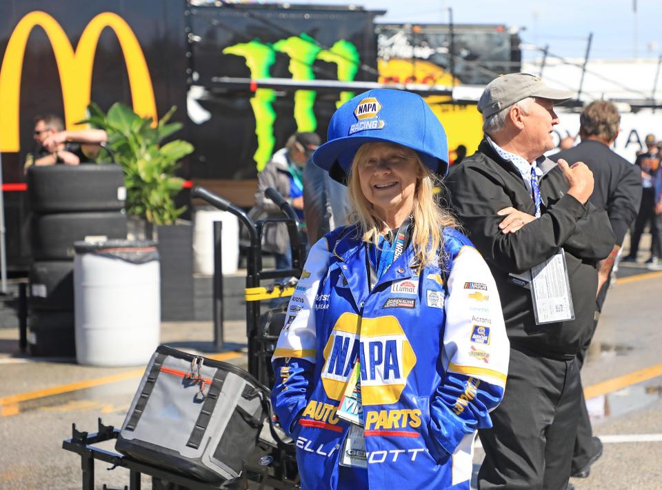 Chase Elliott fans have seen their driver get off to a less-than-thrilling start.