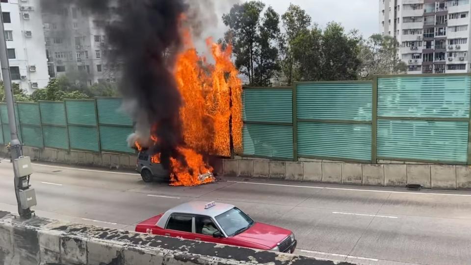 龍翔道四驅車突起火自焚傳出爆炸聲 司機急跳車逃生